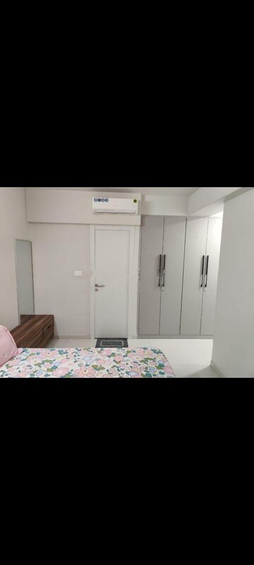 2 BHK Apartment For Rent in Rustomjee Urbania, Majiwada
