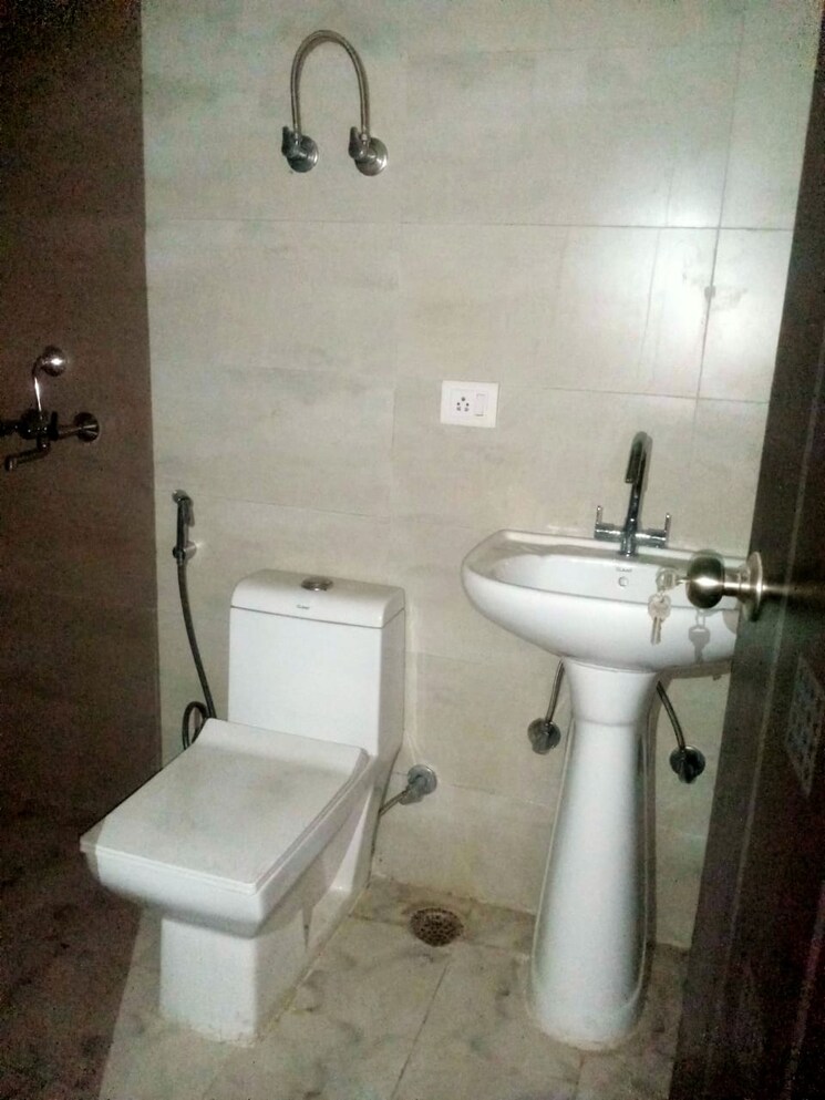 Bathroom, ansal-royal-heritage 2 Bedroom 859 Sq.Ft. Apartment In Sector 70 Faridabad 8428221