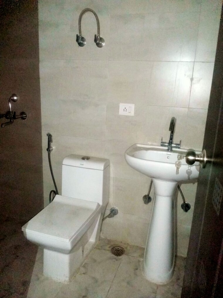 Bathroom, ansal-royal-heritage 2 Bedroom 859 Sq.Ft. Apartment In Sector 70 Faridabad 8428221