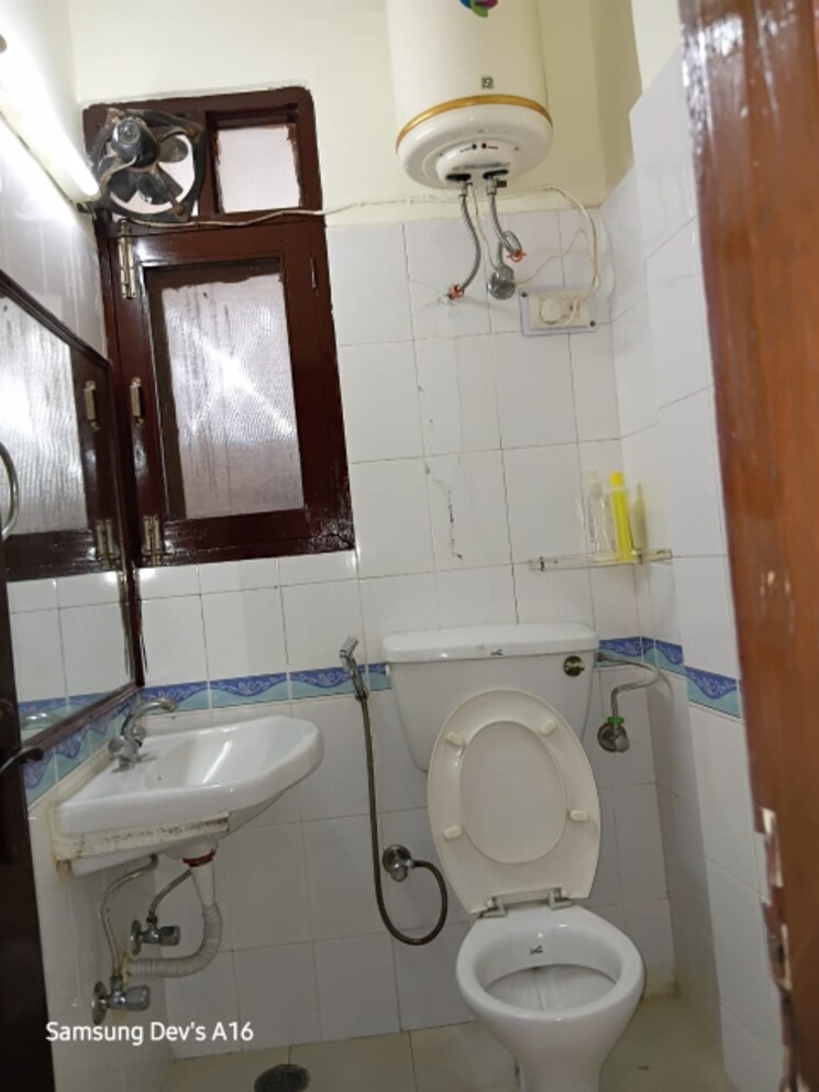 Bathroom, malviya nagar 2 Bedroom 78 Sq.Yd. Builder Floor In Malviya Nagar Delhi 8428398