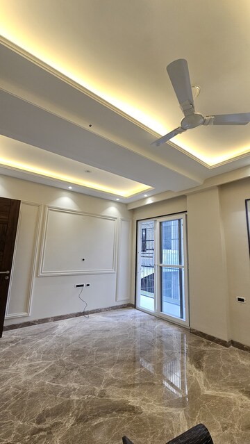 Building Lobby in 3 BHK Builder Floor at Unitech Greenwood City Apartment, Sector 45 – for Sale