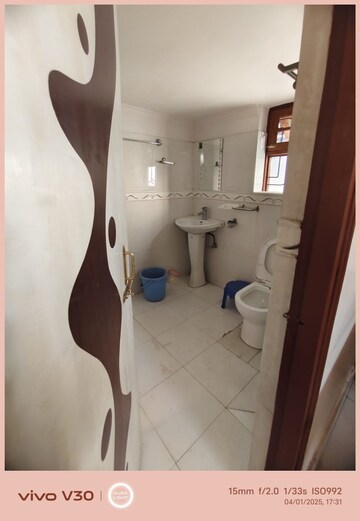 Bathroom in 6 BHK Independent House at Gomti Nagar – for Rent
