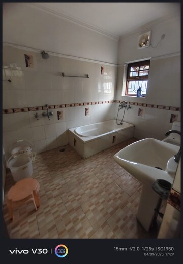 Master Bedroom in 6 BHK Independent House at Gomti Nagar – for Rent