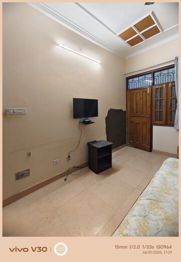Master Bedroom in 6 BHK Independent House at Gomti Nagar – for Rent