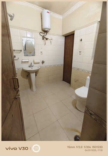 Bathroom in 6 BHK Independent House at Gomti Nagar – for Rent