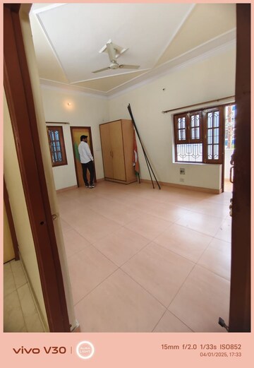 Room in 6 BHK Independent House at Gomti Nagar – for Rent