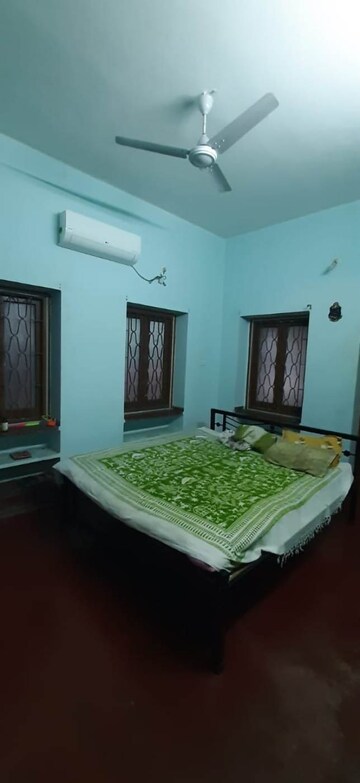 Bedroom in 6+ BHK Independent House at Tollygunge – for Sale
