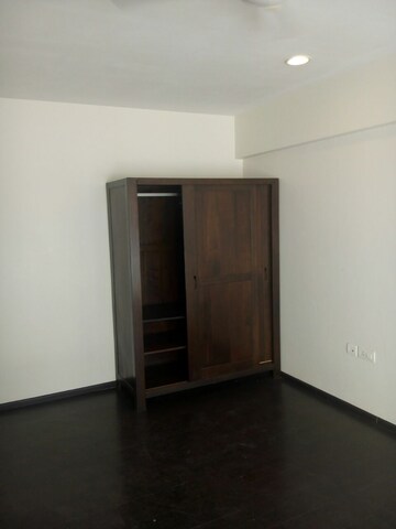 Room in 3 BHK Apartment at Dheeraj Celestial, Bandra West – for Rent