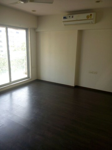 Room in 3 BHK Apartment at Dheeraj Celestial, Bandra West – for Rent