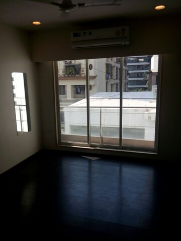 Room in 3 BHK Apartment at Dheeraj Celestial, Bandra West – for Rent