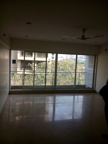 Room in 3 BHK Apartment at Dheeraj Celestial, Bandra West – for Rent