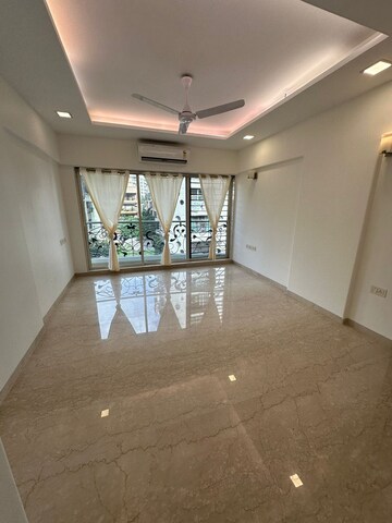 Room in 3 BHK Apartment at Khar West – for Rent