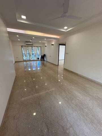 Room in 3 BHK Apartment at Khar West – for Rent
