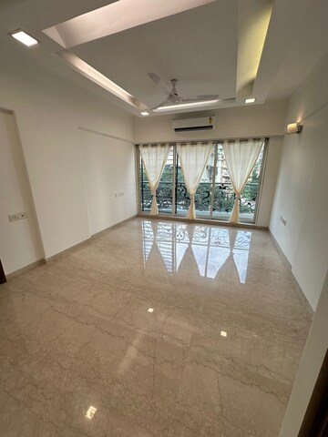 Room in 3 BHK Apartment at Khar West – for Rent