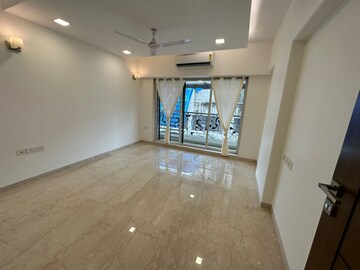 Room in 3 BHK Apartment at Khar West – for Rent