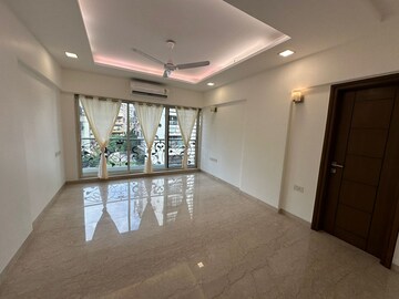 Room in 3 BHK Apartment at Khar West – for Rent