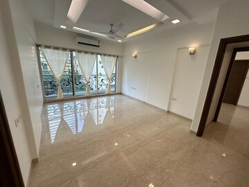 Room in 3 BHK Apartment at Khar West – for Rent