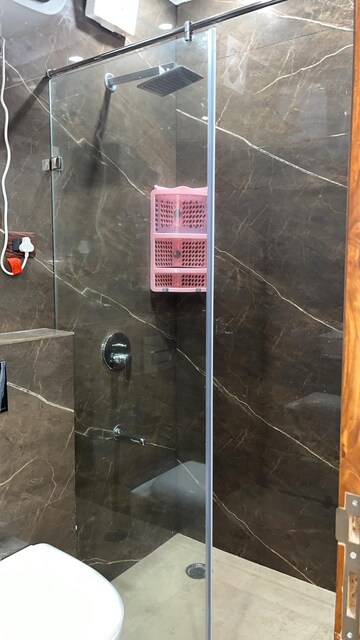 Furnished Amenities in 2 BHK Builder Floor at DLF The Shopping Mall, Sector 26a – for Rent