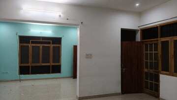 Room in 5 BHK Independent House at Jankipuram Extension – for Rent