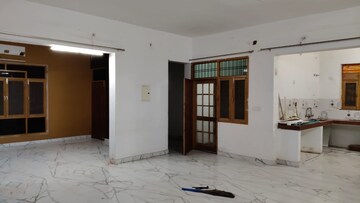 Room in 5 BHK Independent House at Jankipuram Extension – for Rent