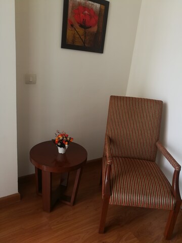 Furnished Amenities in 2.5 BHK Apartment at Central Park Belgravia Resort Residency, Sector 48 – for Rent
