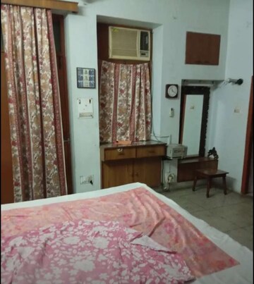 Bedroom in 1 BHK Villa at Mahanagar – for Rent