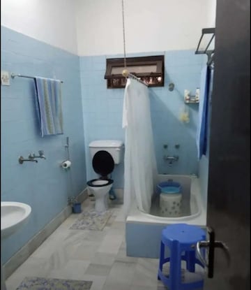 Bathroom in 1 BHK Villa at Mahanagar – for Rent