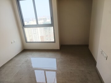Room in 2 BHK Apartment at Piramal Vaikunth, Balkum Pada – for Rent