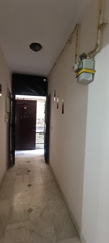 Furnished Amenities in 2.5 BHK Builder Floor at Govindpuri – for Rent