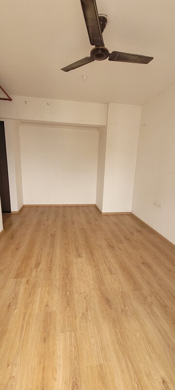 Room in 2 BHK Apartment at Sheth Avalon, Laxmi Nagar – for Rent