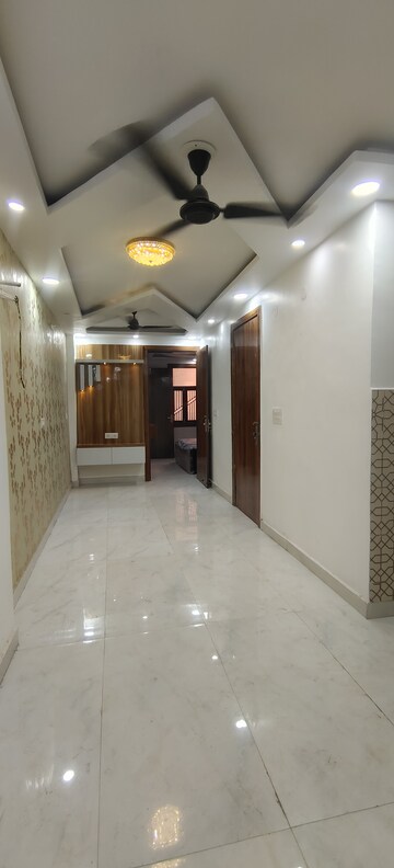 Room in 3 BHK Builder Floor at Dwarka Mor – for Rent