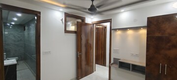 Room in 3 BHK Builder Floor at Dwarka Mor – for Rent