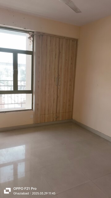Room in 2 BHK Apartment at SG Oasis, Vasundhara Sector 2b – for Rent