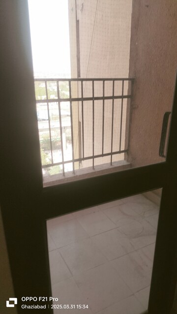 Room in 3 BHK Apartment at SG Oasis, Vasundhara Sector 2b – for Rent
