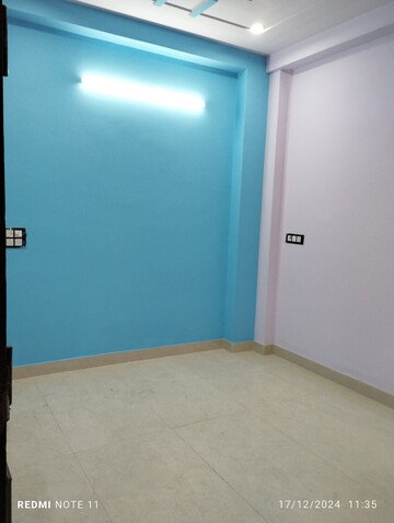 Room in 2 BHK Builder Floor at Dwarka Mor – for Rent