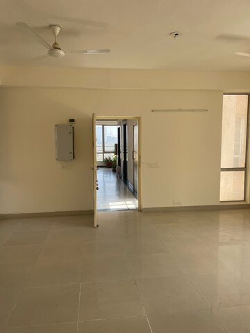 Room in 3.5 BHK Apartment at Pioneer Park Phase 1, Sector 61 – for Rent