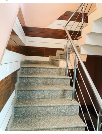 Staircase in 1 BHK Builder Floor at DLF Pink Town House, Dlf City Phase 3 – for Rent