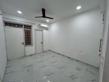 Room in 3 BHK Builder Floor at BPTP Amstoria Country Floor, Sector 102 – for Rent