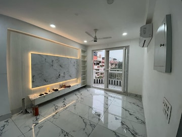 Master Bedroom in 3 BHK Builder Floor at BPTP Amstoria Country Floor, Sector 102 – for Rent