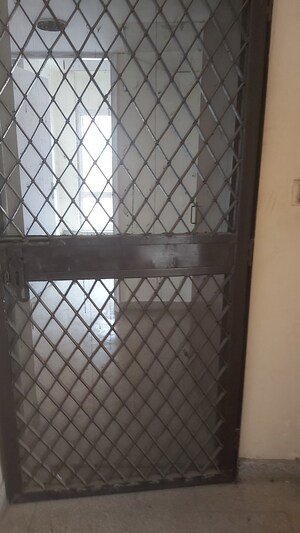 Room in 3.5 BHK Apartment at Mayur Vihar – for Sale