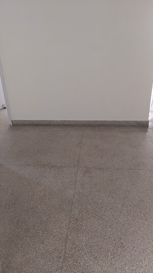 Room in 3.5 BHK Apartment at Mayur Vihar – for Sale