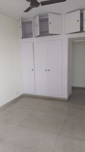 Furnished Amenities in 3.5 BHK Apartment at Mayur Vihar – for Sale