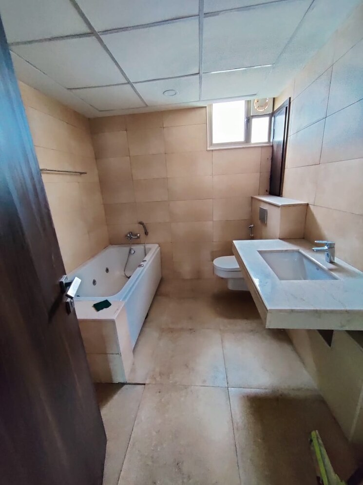 Bathroom, tata-primanti-executive-floors 4 Bedroom 4250 Sq.Ft. Apartment In Sector 72 Gurgaon 8429412
