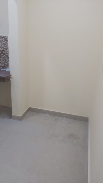 Furnished Amenities in 2.5 BHK Builder Floor at Mayur Vihar – for Rent