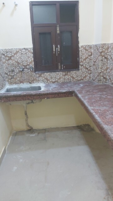 Furnished Amenities in 2.5 BHK Builder Floor at Mayur Vihar – for Rent
