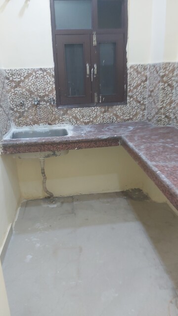 Furnished Amenities in 2.5 BHK Builder Floor at Mayur Vihar – for Rent