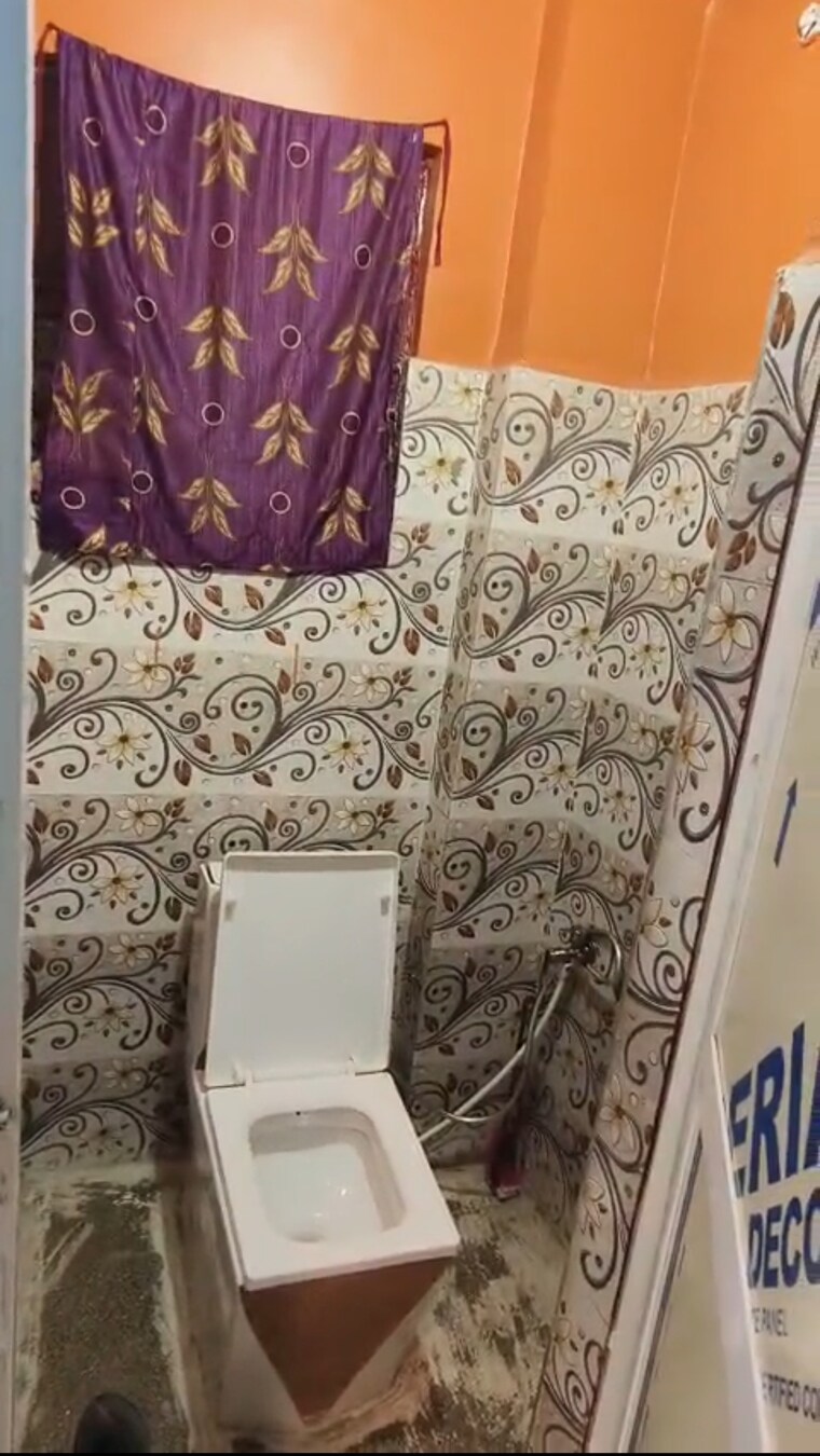 Bathroom, brahm puri 2 Bedroom 850 Sq.Ft. Builder Floor In Brahm Puri Ghaziabad 8429439