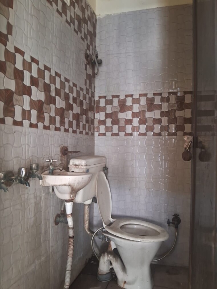 Bathroom, laxmi nagar 2 Bedroom 588 Sq.Ft. Builder Floor In Laxmi Nagar Delhi 8429514
