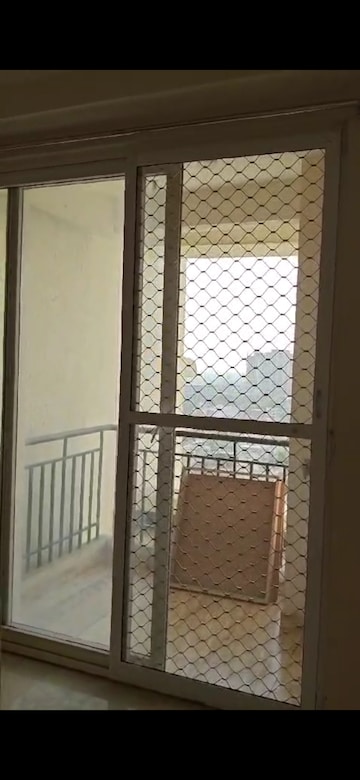 Room in 2.5 BHK Apartment at Amrapali Golf Homes, Sector 4, Greater Noida – for Rent