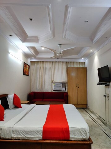 Master Bedroom in 3 BHK Builder Floor at Greater Kailash I – for Rent